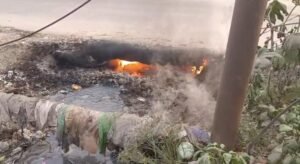 हरिद्वार में नाले से उठा काला धुआं, केमिकल वेस्ट से लगी आग से मचा हड़कंप