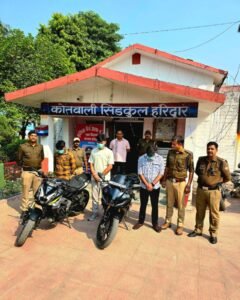 सड़कों पर स्टंट करना तीन युवकों को पड़ा भारी, पुलिस ने तीनों यूवकों को किया गिरफ़्तार, दो स्पोर्ट्स बाइक की सीज